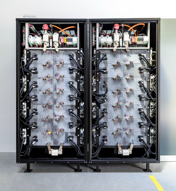 Veranschaulichung einer Batterie in zwei Hälften